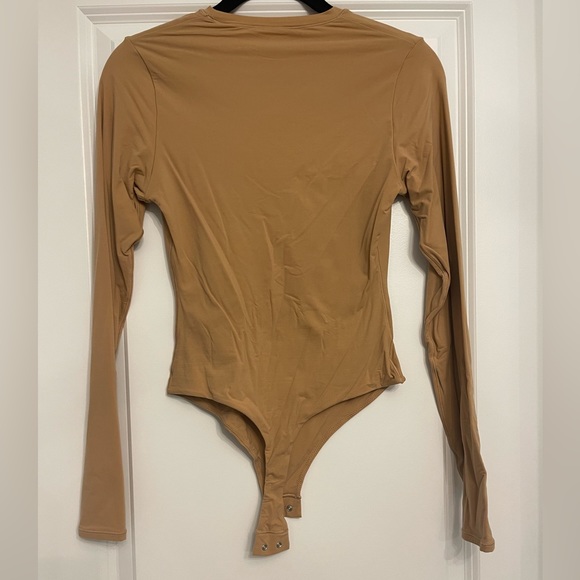 SKIMS Fits Everybody LONG SLEEVE CREW NECK BODYSUIT - Picture 5 of 5